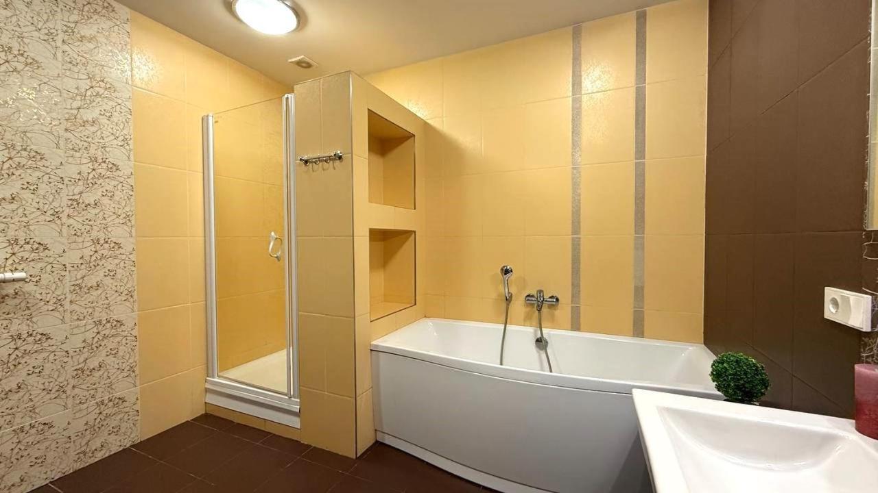 Bright House On 23 Serpnya Kharkov Ngoại thất bức ảnh
