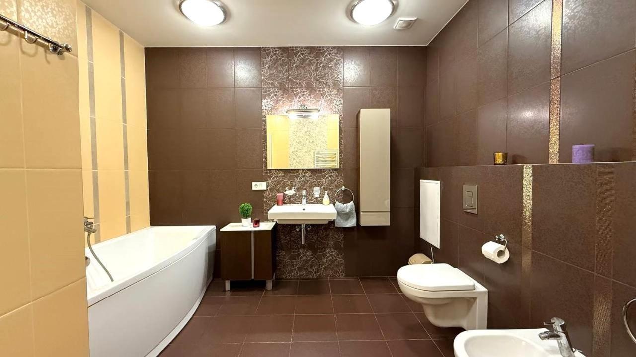 Bright House On 23 Serpnya Kharkov Ngoại thất bức ảnh